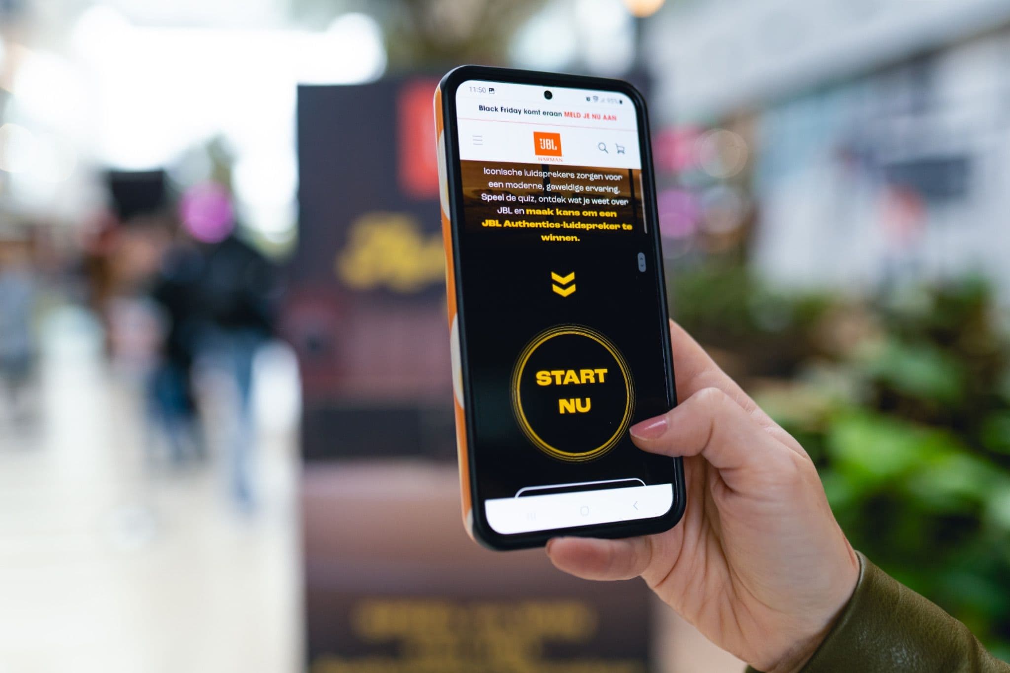 Smartphone screen displaying a JBL Black Friday contest page in Dutch inviting users to play a quiz to win a speaker.